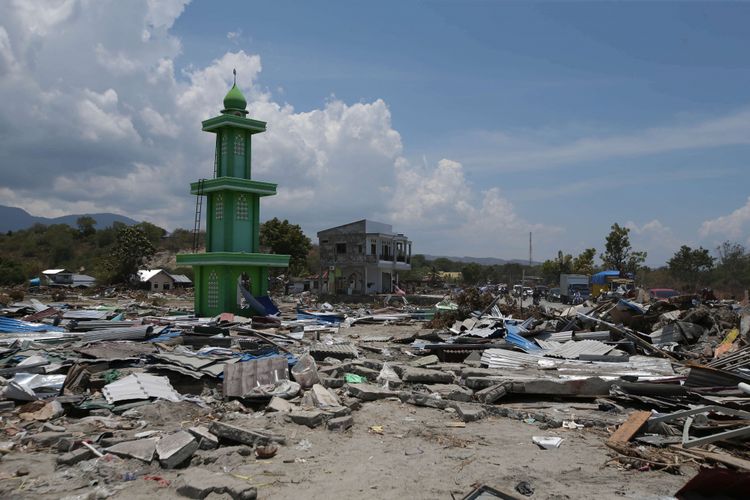 Kerusakan akibat gempa bumi dan tsunami di Dupa Tondo, Kelurahan Layana, Kecamatan Mantikulore, Kota Palu, Sulawesi Tengah, Selasa (2/10/2018). Di area kompleks mebel dan pergudangan ini luluh lantak akibat gempa dan diterjang tsunami.