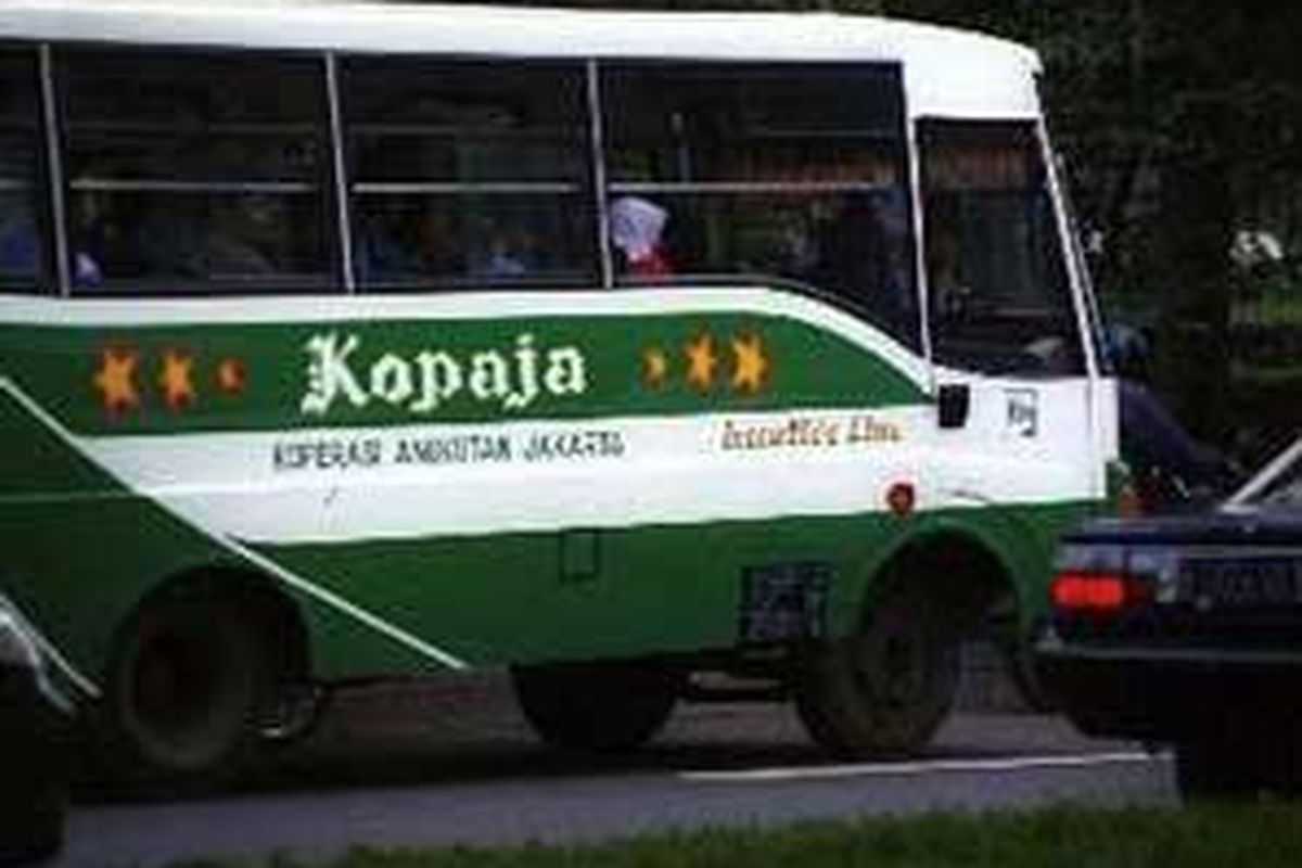Sebuah bus Kopaja melintas di Jalan Sudirman, Jakpus.