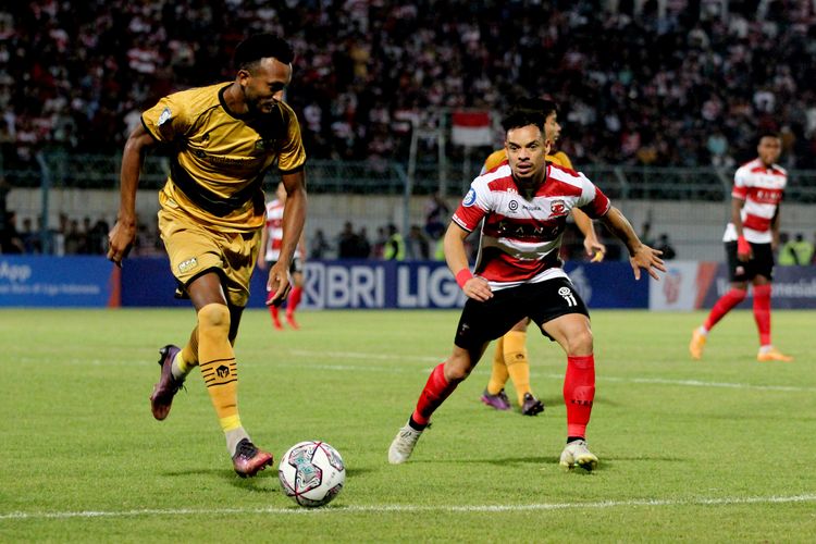Pemain asing Madura United Lulinha menjaga pemain Dewa United FC Lucas Ramos saat pertandingan pekan 5 Liga 1 2022-2023 yang berakhir dengan skor 2-1 di Stadion Gelora Bangkalan, Jumat (19/8/2022) malam.
