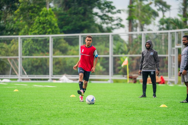Salah satu siswa Papua Football Academy (PFA) yang mengikuti Seleksi Tim Nasional (Timnas) Indonesia U-16 Putra Indonesia di Jakarta, Samuel Cundrad.
