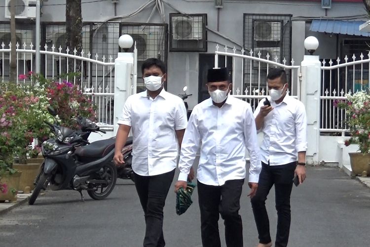 Gunernur Sumut, Edy Rahmayadi memberikan keterangannya kepada wartawan di rumah dinasnya di Medan, Senin (24/5/2021). (KOMPAS.com/DANIEL PEKUWALI)