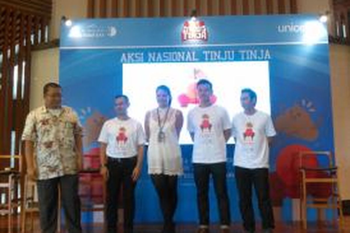 Para pembicara dalam Kampanye Program Tinju Tinja UNICEF (ki-ka): Eko Wiji Purwanto (Kasubdit Air Minum dan Air Limbah BAPPENAS), Lilik Trimaya (UNICEF Water Sanitation Hygiene Program Officer), Melanie Subono dan Dion Wiyoko (Selebritis), Rafel (Digital Communication Officer).