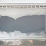 6 Langkah Mencairkan Bunga Es Freezer Tanpa Mematikannya Menurut Pakar