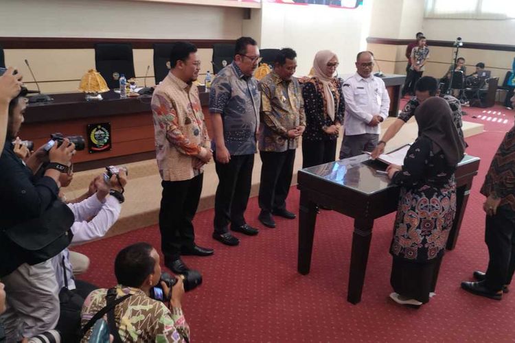 Pemerintah Provinsi Sulawesi Selatan (Pemprov Sulsel) bersama Badan Pengawas Pemilu (Bawaslu) dan Komisi Pemilihan Umum (KPU) melakukan penandatanganan NPHD (Naskah Perjanjian Hibah Daerah) untuk tahun anggaran 2023 dengan anggaran hibah Rp 224 miliar.