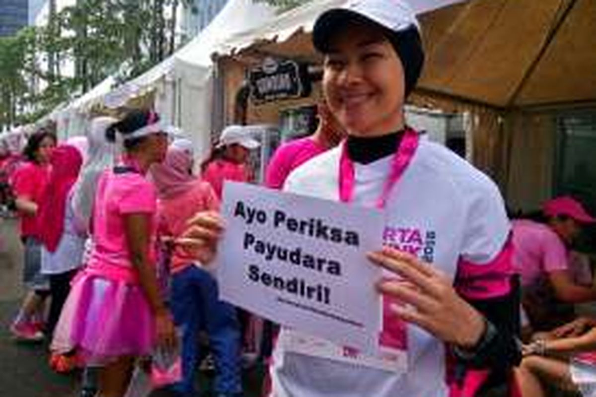 Alya Rohali berpartisipasi dalam kegiatan lari Jakarta Goes Pink, di Komplek Altira Business Park, Sunter, Jakarta Utara, Minggu (9/10/2016).