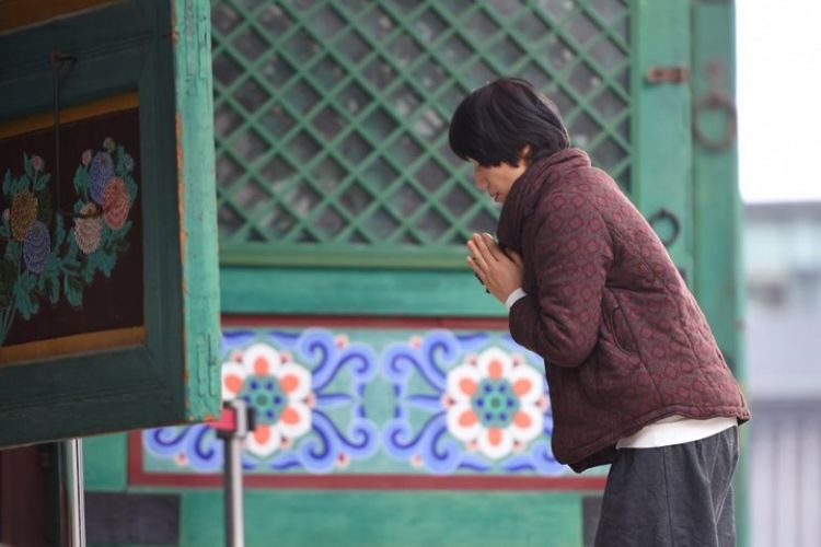 Seorang wanita berdoa di kuil Buddha Jogye di Seoul pada 23 November 2017. (AFP/Jung Yeon-Je)