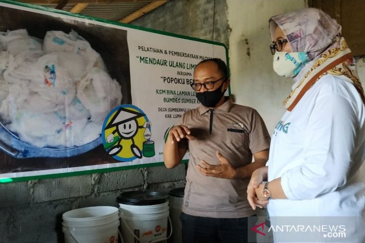 Wakil Bupati Lumajang Indah Amperawati meninjau tempat pengolahan daur ulang sampah popok yang berada di Dusun Krajan Desa Sumberwuluh, Kecamatan Candipuro, Kabupaten Lumajang, Kamis (12/11/2020)