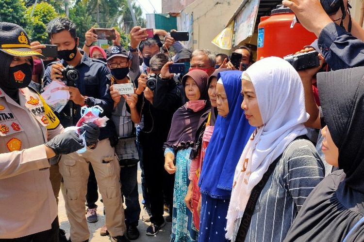 Menjelang penerapan sanksi denda pekan depan, Kapolres Tegal Kota AKBP Rita Wulandari bersama jajaran Pemkot Tegal dan TNI membagikan masker kepada warga di Jalan Sultan Agung Kota Tegal, Kamis (10/9/2020)