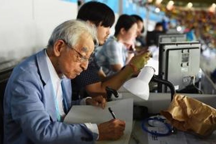 Wartawan asal Jepang, Hiroshi Kagawa, saat meliput Piala Dunia 2014. 