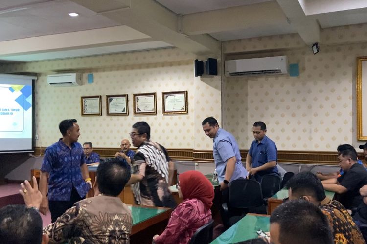 Manajemen PT. Tedmonnindo Pratama Semesta saat keluar dari ruangan Disnakertrans Jatim, Kamis (5/6/2025)