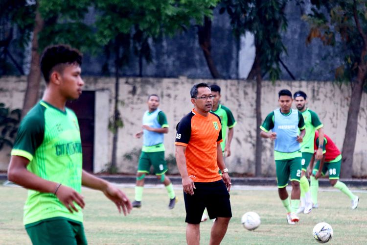 Aji Santoso memimpin latihan rutin bersama Persebaya Surabaya di Lapangan Mapolda Jatim Surabaya, Jumat (01/11/2019) sore.