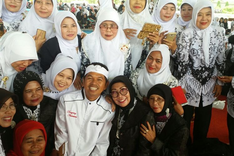 Bupati Purwakarta Dedi Mulyadi berfoto dengan guru-guru yang akan diberaangkatkan ke Australia.