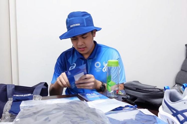 Jerome Polin saat membuka paket keperluan volunteer di Olimpiade Tokyo 2020