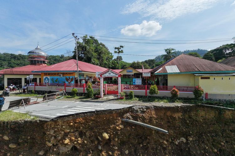 250 Murid SDN 10 Lambung Bukit Belajar di Tengah Ancaman Longsor