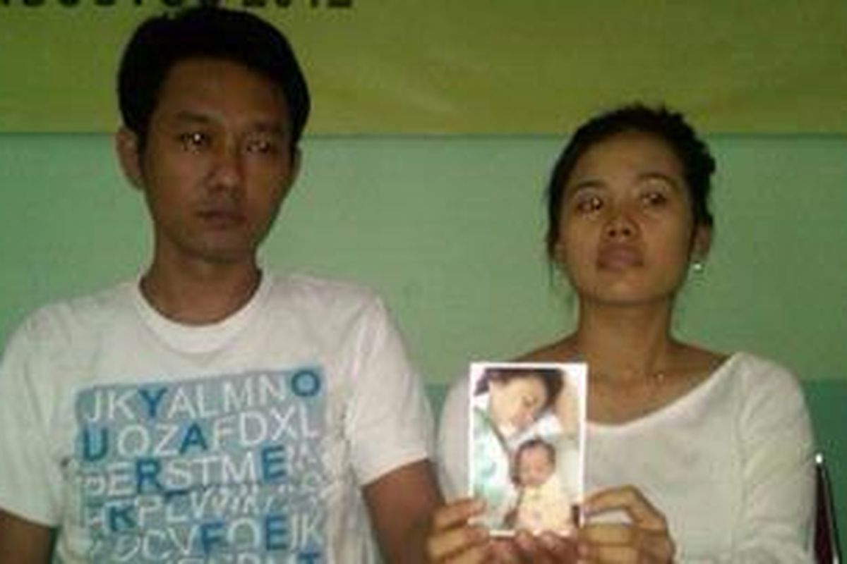 Musibah melanda pasutri muda, Jaja Nurdiansyah (31) dan Syifah Maisyatul (20). Cello Aditya, putera pertama warga Cikarang Barat, Bekasi, Jawa Barat, yang masih berusia empat hari, hilang dari pelukan. Pasangan suami istri muda tersebut melakukan testimoni kepada wartawan di Kantor Komisi Nasional Perlindungan Anak (Komnas PA), Jl. TB. Simatupang, Pasar Rebo, Jakarta Timur, Senin (17/9/2012).
