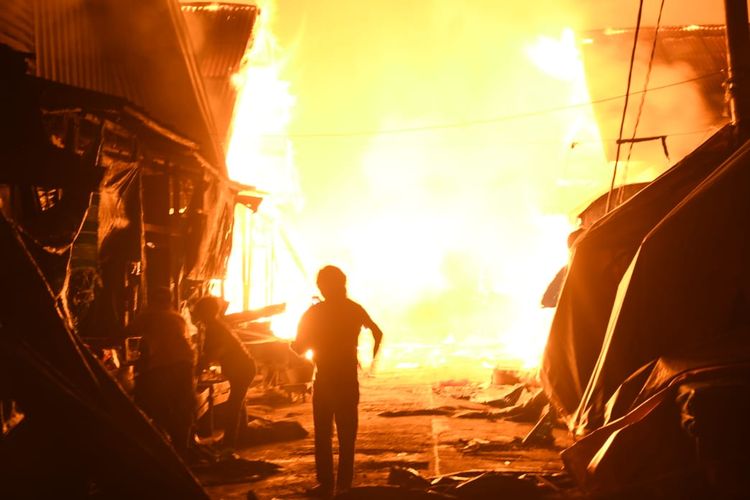 Pasar Sentral Sinjai bagian atas di Jalan Bung Tomo, Kecamatan Sinjai Utara mengalami kebakaran hebat, Rabu (2/2/2022) dini hari. Akibatnya, ratusan toko atau lost milik pedagang ludes di lala api.