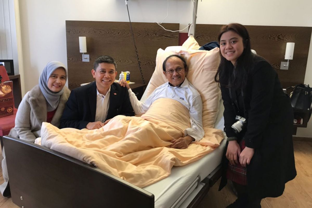Duta Besar RI untuk Ukraina Yuddy Chrisnandi (dua dari kiri) beserta istri dan anaknya menjenguk Presiden ketiga RI Bacharuddin Jusuf Habibie di Starnberg Klinikum, Muenchen, Jerman, Jumat (9/3/2018).