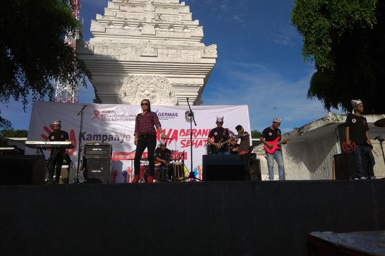 Kapok band yang beranggotakan warga binaan Lapas Banyuwangi saat tampil di  acara peringatan Hari AIDS di lapangan Blambangan Banyuwangi Minggu (10/12/2017)