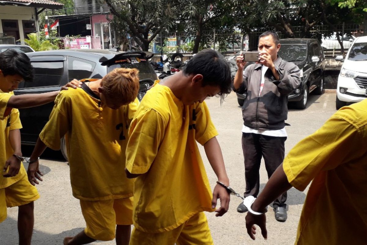 Para pelaku bajing loncat digiring polisi dalam konferensi pers di Mapolsek Kelapa Gading, Rabu (29/8/2018).