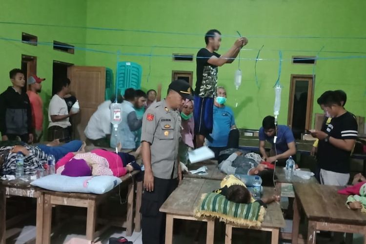 Suasana proses penanganan puluhan warga diduga keracunan makanan di Pustu Desa Cibuntu, Kecamatan Simpenan, Sukabumi, Jawa Barat, Selasa (17/9/2019).