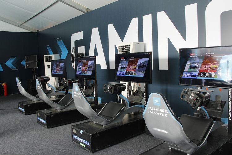 Perlengkapan simulator balapan Formula E di Gaming Arena Jakarta International E-Prix Circuit, Ancol, Jakarta Utara, pada Sabtu (4/6/2022).