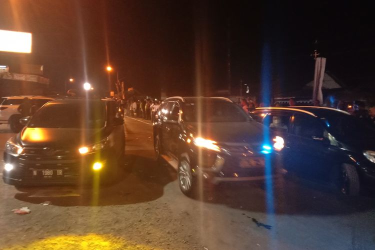 Suasana di depan Pesantren Shiddiqiyah Ploso, Kabupaten Jombang, Jawa Timur, saat MSA, tersangka pencabulan dibawa polisi ke Polda Jawa Timur, Kamis (7/7/2022) malam.