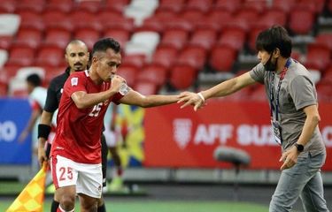 Pelatih Indonesia, Shin Tae-yong (kanan), menyalaman Irfan Jaya setelah mencetak gol kedua dalam pertandingan Piala AFF 2020 antara Malaysia vs Indonesia di Stadion Nasional, Singapura, pada Minggu (19/12/20201).