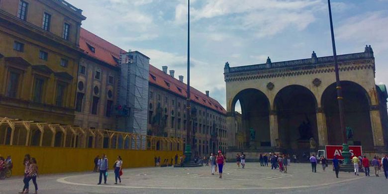 Odeonsplatz di Munich, Jerman, lokasi demonstrasi zaman Hitler.