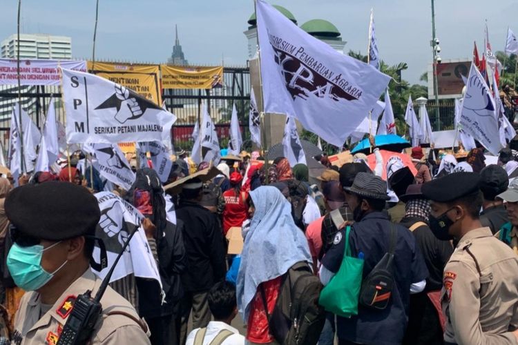 Sejumlah petani yang tergabung dalam berbagai aliansi menggelar aksi unjuk rasa di depan Gedung DPR/MPR, Senayan, Jakarta, Selasa (27/9/2022). 