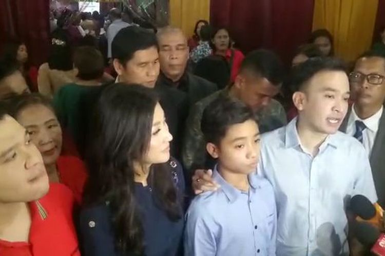 Ruben Onsu bersama keluarga mengikuti Malam Natal di kawasan Harapan Jaya, Bekasi, Selasa (24/12/2019). Terlihat di dalamnya Sarwendah Tan, Jordi Onsu, Betrand Peto, dan Thalia Putri Onsu.