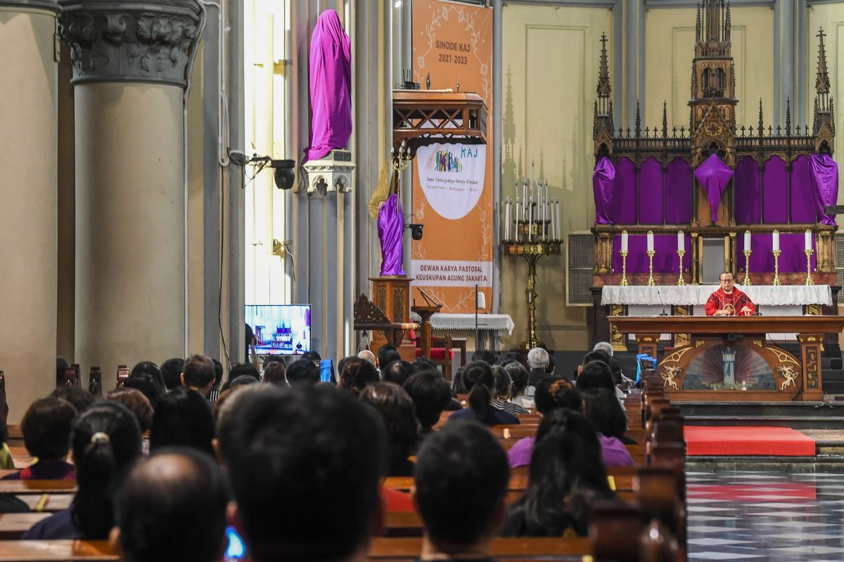 Umat Katolik mengikuti ibadah Jumat Agung di Gereja Katedral, Jakarta, Jumat (15/4/2022). Kegiatan tesebut merupakan rangkaian dari pekan suci perayaan Paskah 2022 Paroki Katedral Jakarta yang mengambil tema semakin mengasihi, semakin peduli, semakin bersaksi.