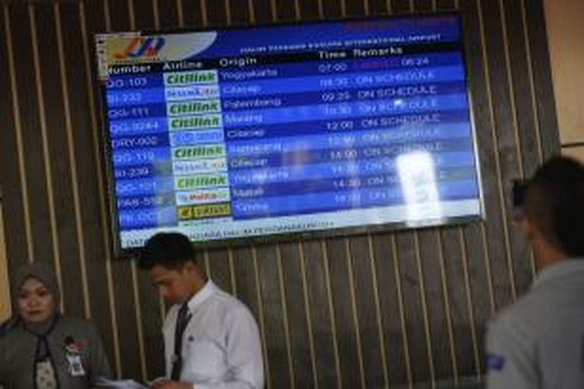 Jadwal keberangkatan dan kedatangan pesawat di Bandara Halim Perdanakusuma, Jakarta, Jumat (10/1/2014). Citilink mengalihkan penerbangan dari Bandara Soekarno-Hatta ke Halim Perdanakusuma dengan rute Jakarta-Semarang (PP), Jakarta-Yogyakarta (PP), Jakarta-Malang (PP), dan Jakarta-Palembang (PP).