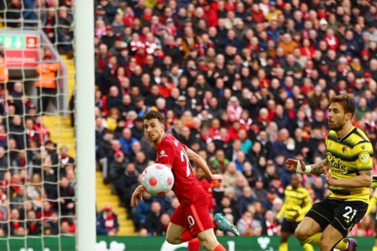 Pemain Liverpool, Diogo Jota, mencetak gol ke gawang Watford dalam pertandingan Liga Inggris di Stadion Anfield, Sabtu (2/4/2022).