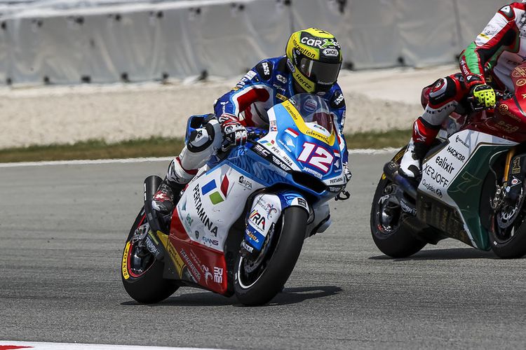 Pebalap Pertamina Mandalika SAG Team, Thomas Luthi, saat balapan pada Moto2 Catalunya 2021