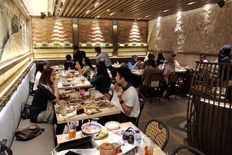 Suasana di resto Taliwang Bali, Grand Indonesia, Jakarta, Selasa (10/4/2018).