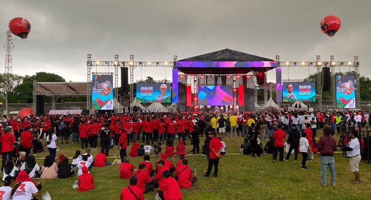 Diguyur Hujan Deras, Massa Kampanye Akbar Ganjar-Mahfud di Solo Tetap Penuhi Venue Acara