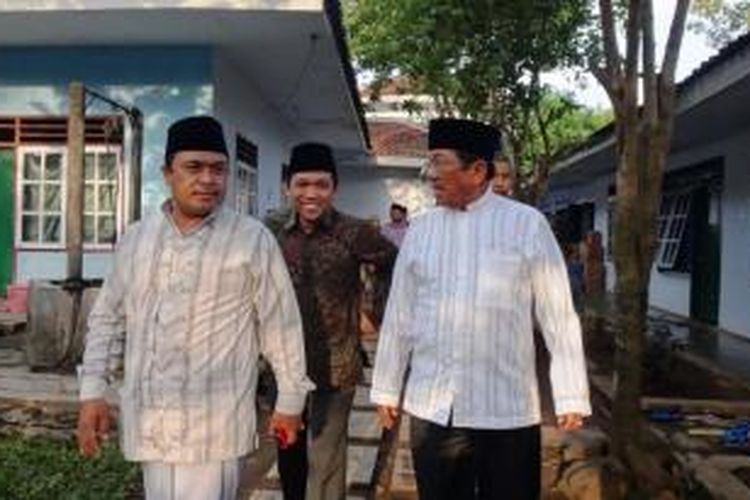 Aksa Mahmud (kanan), saat menghadiri acara deklarasi dukungan kyai kampung di Pondok Pesantren Nurul Islam, Jember, Jawa Timur, Kamis (29/5/2014) petang.