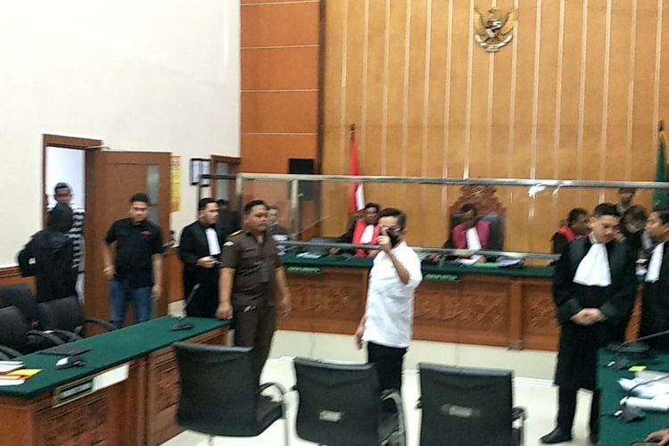 Eks Kapolres Bukittinggi AKBP Dody Prawiranegara berteriak setelah divonis 17 tahun penjara dan denda Rp 2 miliar dalam kasus peredaran narkoba di Pengadilan Negeri Jakarta Timur, Rabu (10/5/2023).