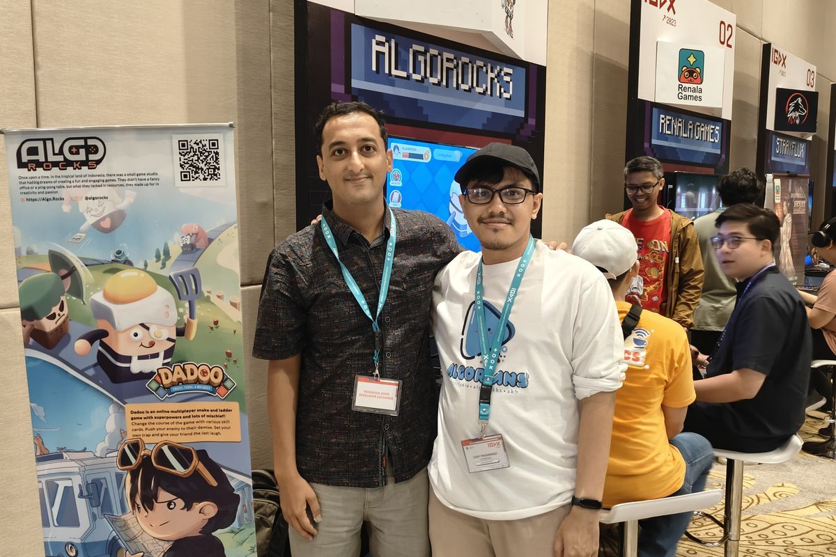 Chief Executive Officer (CEO) Algorocks, Adib Toriq (kiri) bersama Dany Muhanmad, Community Manager Algorocks (kanan) di ajang Indonesia Game Developers Exchange (IGDX) 2023, di Bali. 