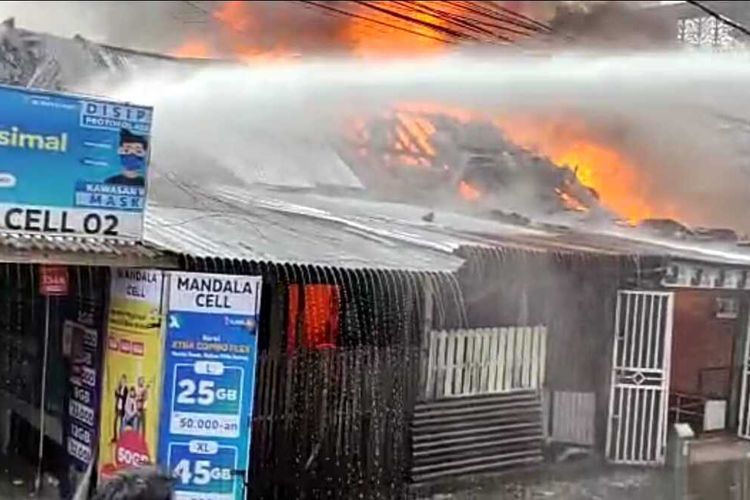 Asrama Polisi (Aspol) Perintis yang terletak di Jl Veteran Selatan, Kecamatan Mamajang, Makassar, Sulawesi Selatan dilalap api, 36 petak rumah hangus terbakar, Rabu (20/4/2022) sore.