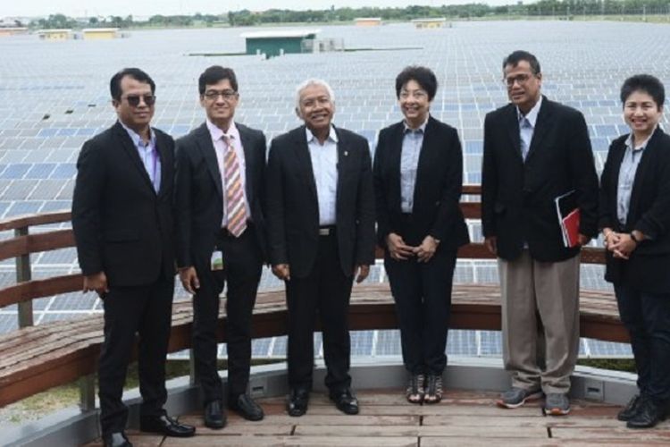 Wakil Ketua DPR RI Koordinator bidang Industri dan Pembangunan (Korinbang) Agus Hermanto saat meninjau BCPG Solar Farm di Thailand.