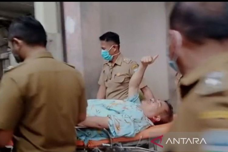 Bupati Garut Rudy Gunawan mendapatkan penanganan medis di RSUD dr Slamet Kabupaten Garut, Jawa Barat, Senin (30/1/2023). 