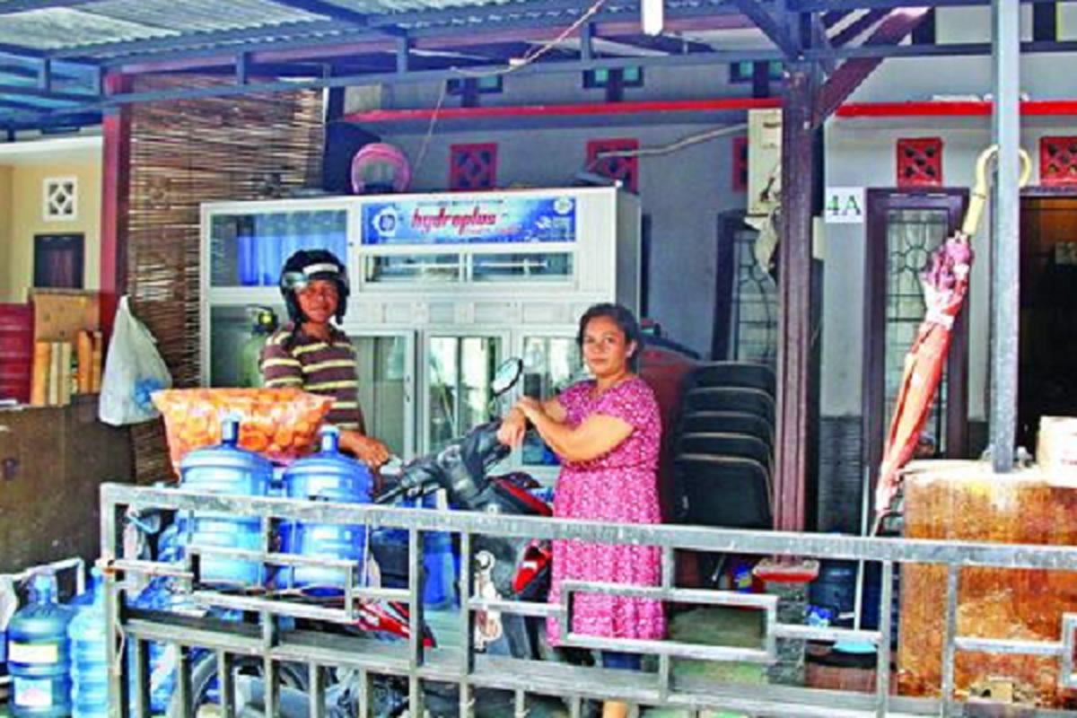 Herbert Munthe, eks supervisor di perusahaan jasa pengeboran minyak dan gas yang kini beralih profesi membuka usaha depo air minum isi ulang di Jalan Pialing 2 No 4A, Gunung Bahagia, Balikpapan, Selasa (26/4/2016)