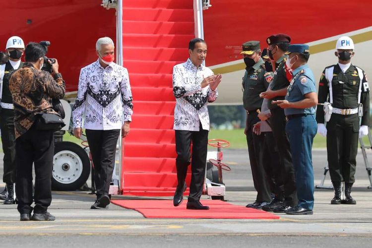 Gubernur Jawa Tengah Ganjar Pranowo mendampingi Presiden Joko Widodo pulang ke Solo, Sabtu (3/12/2022).