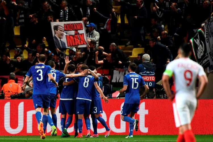 Para pemain Juventus merayakan gol Gonzalo Higuain ke gawang AS Monaco pada partai pertama semifinal Liga Champions di Stade Louis II, Rabu (3/5/2017).