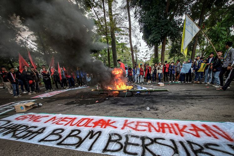 Mahasiswa Cimahi menggelar aksi unjuk rasa tolak kenaikan BBM, Kamis (8/9/2022).