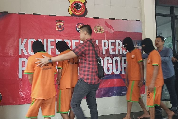 Kapolres Bogor AKBP Muhammad Joni menunjukkan barang bukti dari empat orang tersangka penambang emas tanpa ijin (PETI) di Mapolres Bogor Cibinong, Kabupaten Bogor, Jawa Barat, Kamis (6/2/2020).