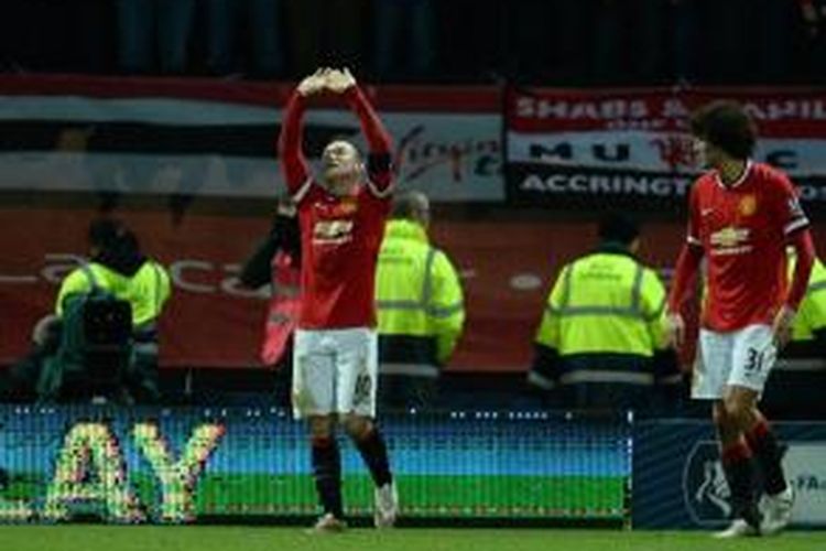 Striker Manchester United, Wayne Rooney (kiri), merayakan gol ke gawang Preston North End pada laga putaran kelima Piala FA di Deepdale, Preston, Senin (16/2/2015).