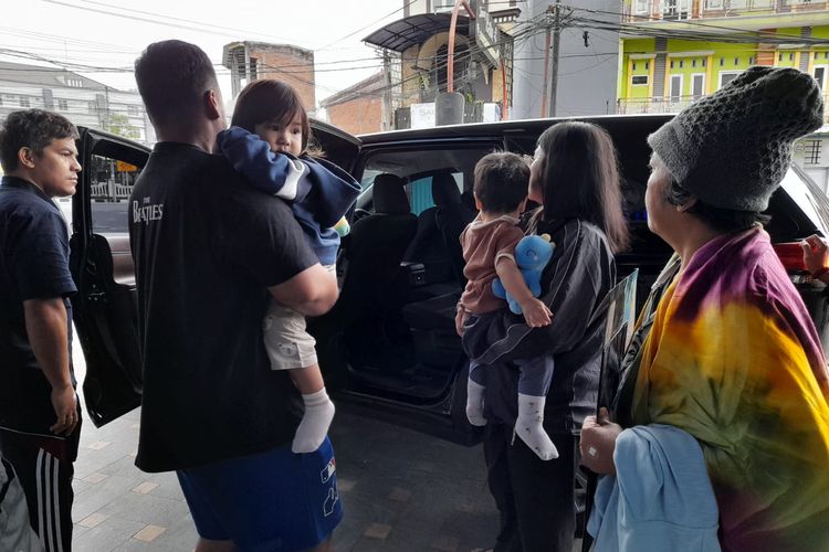 Sejumlah 6 wisatawan korban longsor di sebuah villa Kota Batu, Jawa Timur pulang ke rumahnya di Bekasi, Jawa Barat dari RS Bhayangkara Hasta Brata pada Kamis (2/1/2025), pagi.