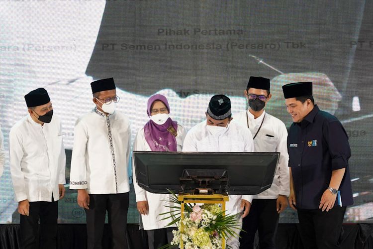 Menteri BUMN Erick Thohir (kanan) saat menyaksikan Memorandum of Agreement (MoA) pendidikan bisnis terapan bagi pondok pesantren (Ponpes) di Jawa Timur, Jumat (10/6/2022). *** Local Caption *** Menteri BUMN Erick Thohir (kanan) saat menyaksikan Memorandum of Agreement (MoA) pendidikan bisnis terapan bagi pondok pesantren (Ponpes) di Jawa Timur, Jumat (10/6/2022).